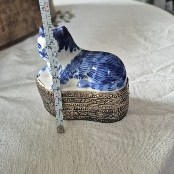 Blue and White Ceramic Cat  Shard Trinket Jewellery Box With Ornate Silver Botto - Picture 3 of 5